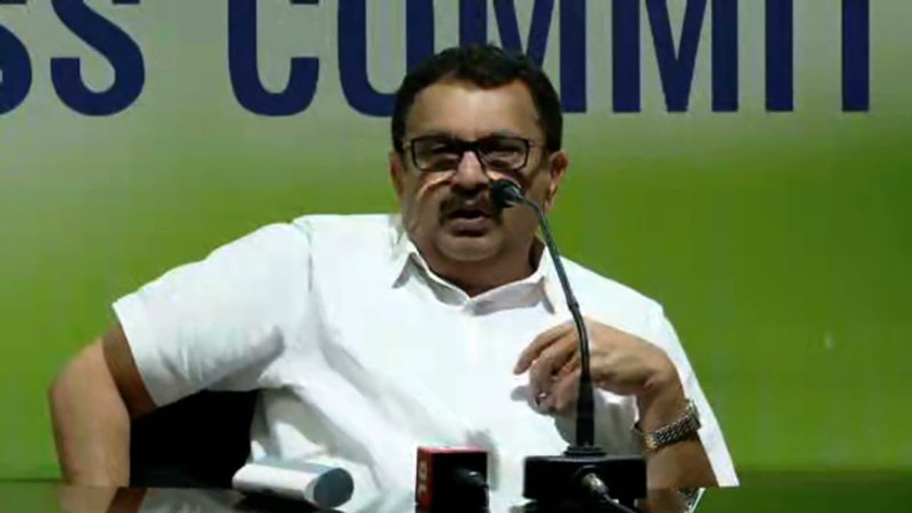 'കോൺ​ഗ്രസ് വിശ്വാസികൾക്ക് സ്ഥാനം നൽകുന്ന പാ‍ർട്ടി'; എ കെ ആന്റണിക്ക് പിന്തുണയുമായി കെ മുരളീധരൻ