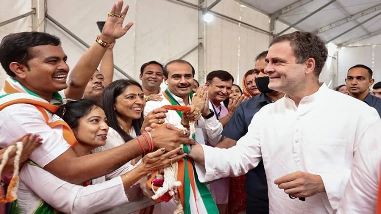 गुजरात: राहुल गांधी ने लगाई वादों की झड़ी, सरकार बनी तो बिजली मुफ्त, कर्ज माफ, 10 लाख लोगों को देंगे रोजगार गुजरात: राहुल गांधी ने लगाई वादों की झड़ी, सरकार बनी तो बिजली मुफ्त, कर्ज माफ, 10 लाख लोगों को देंगे रोजगार