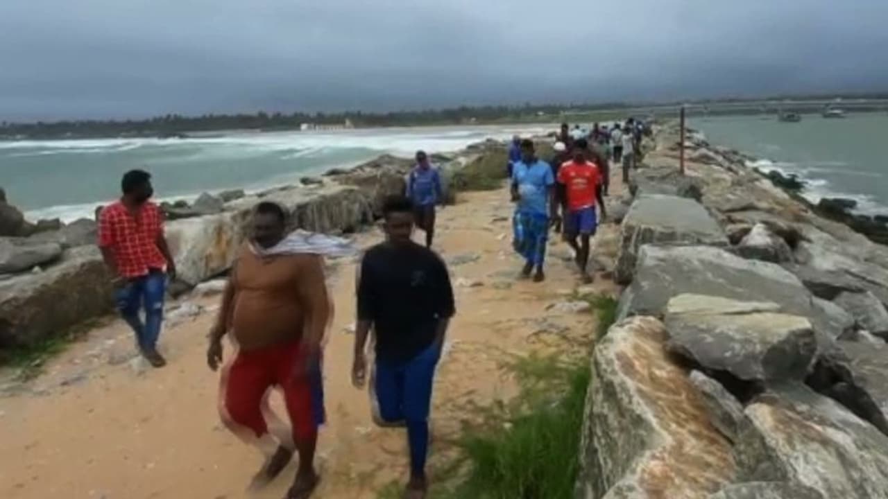 പെരുമാതുറ അപകടം: വള്ളം മറിഞ്ഞ് കാണാതായ മൂന്ന് പേർക്കു വേണ്ടിയുളള തെരച്ചിൽ തുടരും പെരുമാതുറ അപകടം: വള്ളം മറിഞ്ഞ് കാണാതായ മൂന്ന് പേർക്കു വേണ്ടിയുളള തെരച്ചിൽ തുടരും