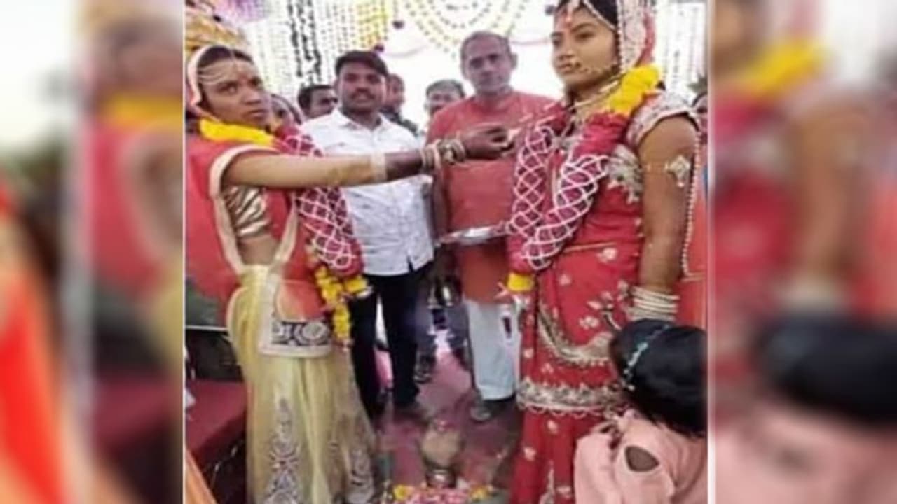 यहां दूल्हा नहीं, उसकी बहन लेती है दुल्हन के साथ सात फेरे, जानें इस परंपरा के पीछे का सच यहां दूल्हा नहीं, उसकी बहन लेती है दुल्हन के साथ सात फेरे, जानें इस परंपरा के पीछे का सच