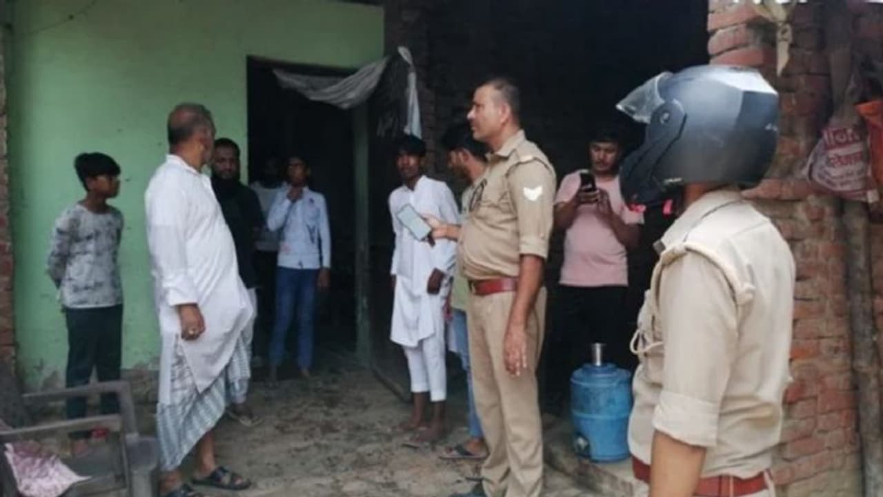 आजमगढ़ में मकान मालिक ने दुकानदार पर कैंची से किया जानलेवा हमला, सामने आ रही ये बड़ी वजह आजमगढ़ में मकान मालिक ने दुकानदार पर कैंची से किया जानलेवा हमला, सामने आ रही ये बड़ी वजह