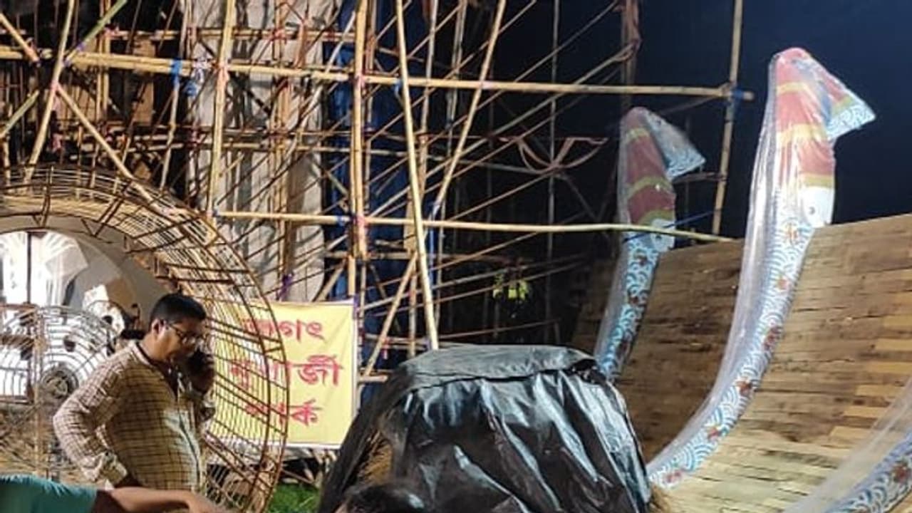 জগৎ মুখার্জি পার্কের পুজো মণ্ডপে শরতে বর্ষার আমেজ, অন্য পরিবেশ তৈরিতে ব্যস্ত উদ্যোক্তারা 