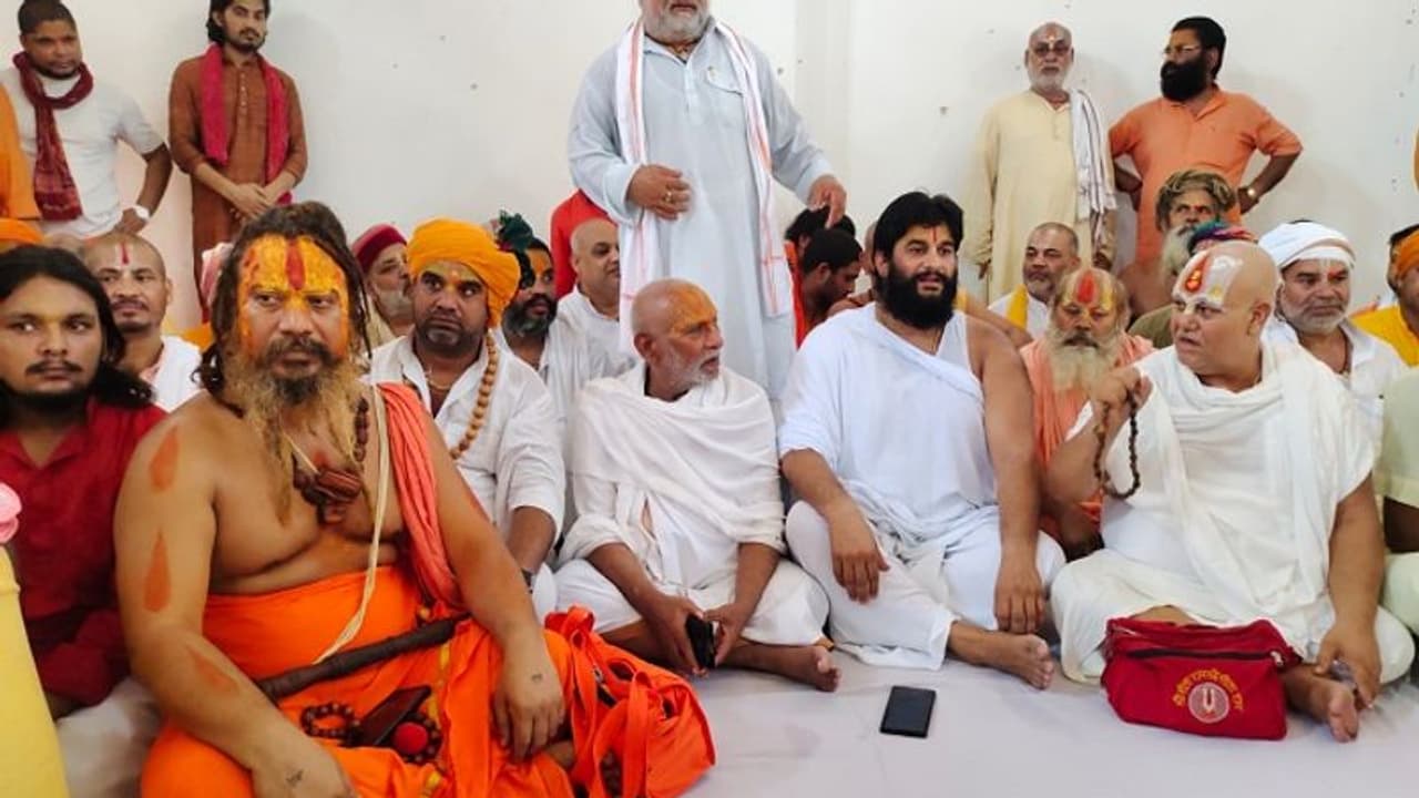 अयोध्या के तपस्वी छावनी मंदिर में महंत की ताजपोशी को लेकर संतो के गुट आमने सामने, पुलिस मुस्तैद अयोध्या के तपस्वी छावनी मंदिर में महंत की ताजपोशी को लेकर संतो के गुट आमने सामने, पुलिस मुस्तैद