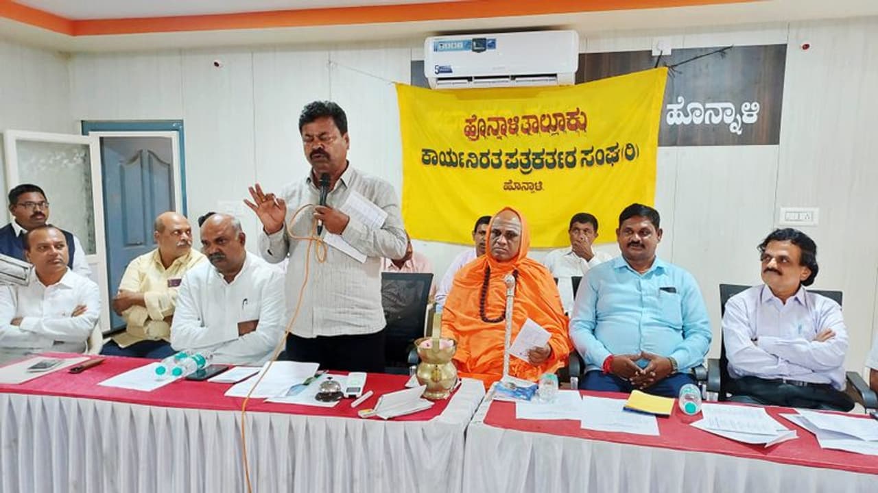 ನಾಯಕನಾಗಲು ಪತ್ರಿಕೆಗಳ ಪಾತ್ರವೂ ಮುಖ್ಯ: ಶಾಸಕ ರೇಣುಕಾಚಾರ್ಯ ನಾಯಕನಾಗಲು ಪತ್ರಿಕೆಗಳ ಪಾತ್ರವೂ ಮುಖ್ಯ: ಶಾಸಕ ರೇಣುಕಾಚಾರ್ಯ