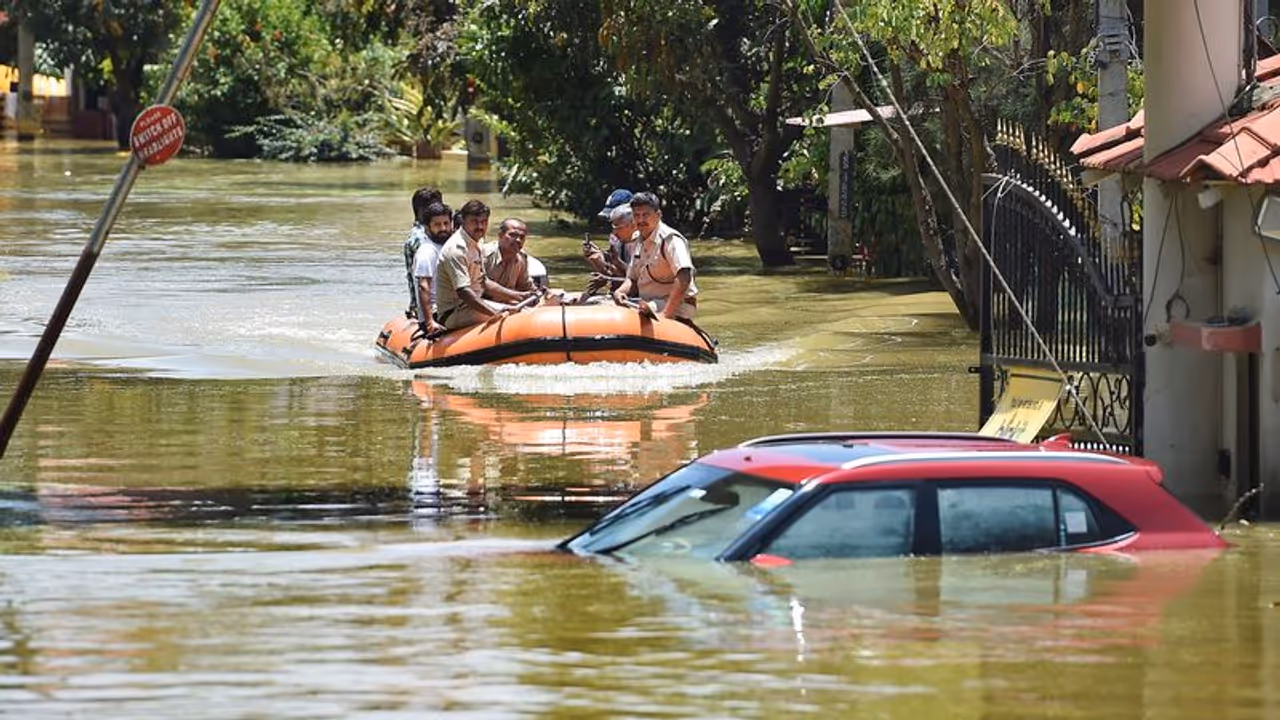 Bengaluru Rains: ಮಕ್ಕಳಿಗೆ ಮತ್ತೆ ಆನ್ಲೈನ್ ಕ್ಲಾಸ್; ನೌಕರರಿಗೂ ವರ್ಕ್ ಫ್ರಂ ಹೋಮ್..! Bengaluru Rains: ಮಕ್ಕಳಿಗೆ ಮತ್ತೆ ಆನ್ಲೈನ್ ಕ್ಲಾಸ್; ನೌಕರರಿಗೂ ವರ್ಕ್ ಫ್ರಂ ಹೋಮ್..!