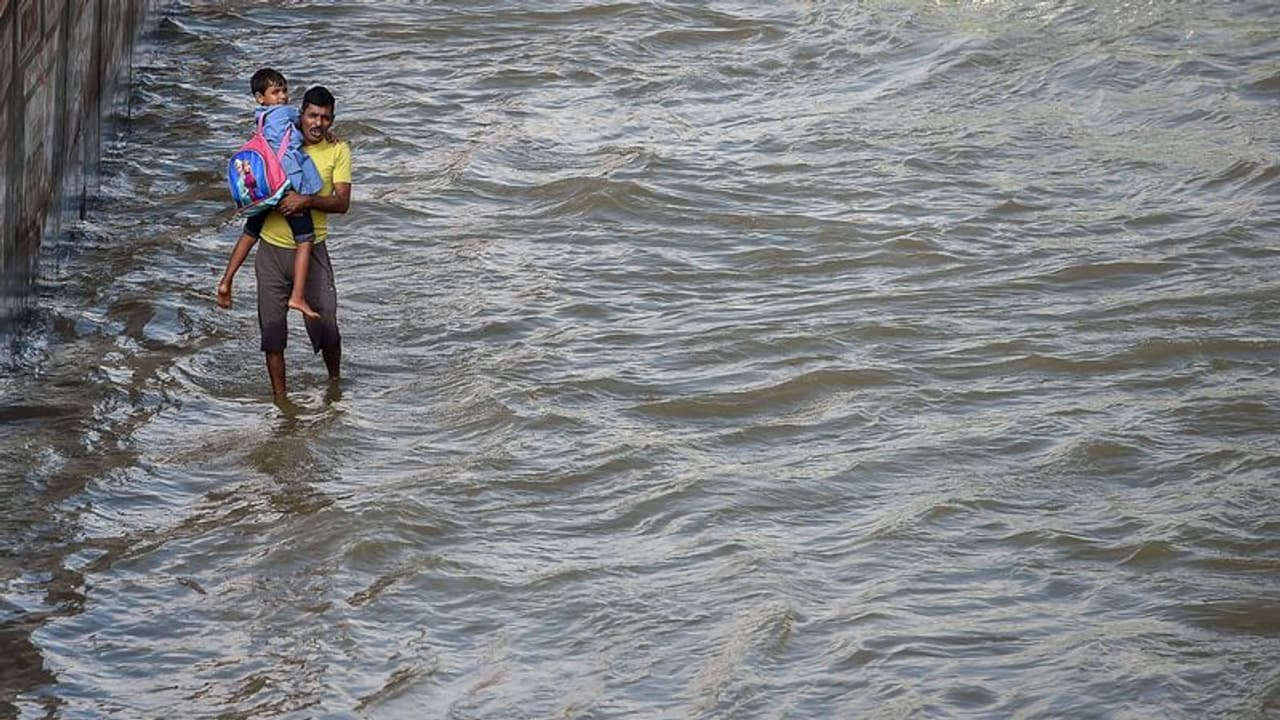 బంగాళాఖాతంలో అల్పపీడనం.. కేరళ సహా పలు రాష్ట్రాల్లో వర్షాలు బంగాళాఖాతంలో అల్పపీడనం.. కేరళ సహా పలు రాష్ట్రాల్లో వర్షాలు