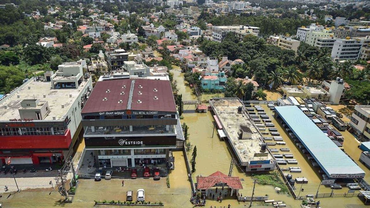 Bengaluru:Bangalore floods:karnataka weather:பெங்களூரு வெள்ளம்:கர்நாடகாவில் மழை கொட்டித் தீர்க்க காரணம் என்ன? Bengaluru:Bangalore floods:karnataka weather:பெங்களூரு வெள்ளம்:கர்நாடகாவில் மழை கொட்டித் தீர்க்க காரணம் என்ன?