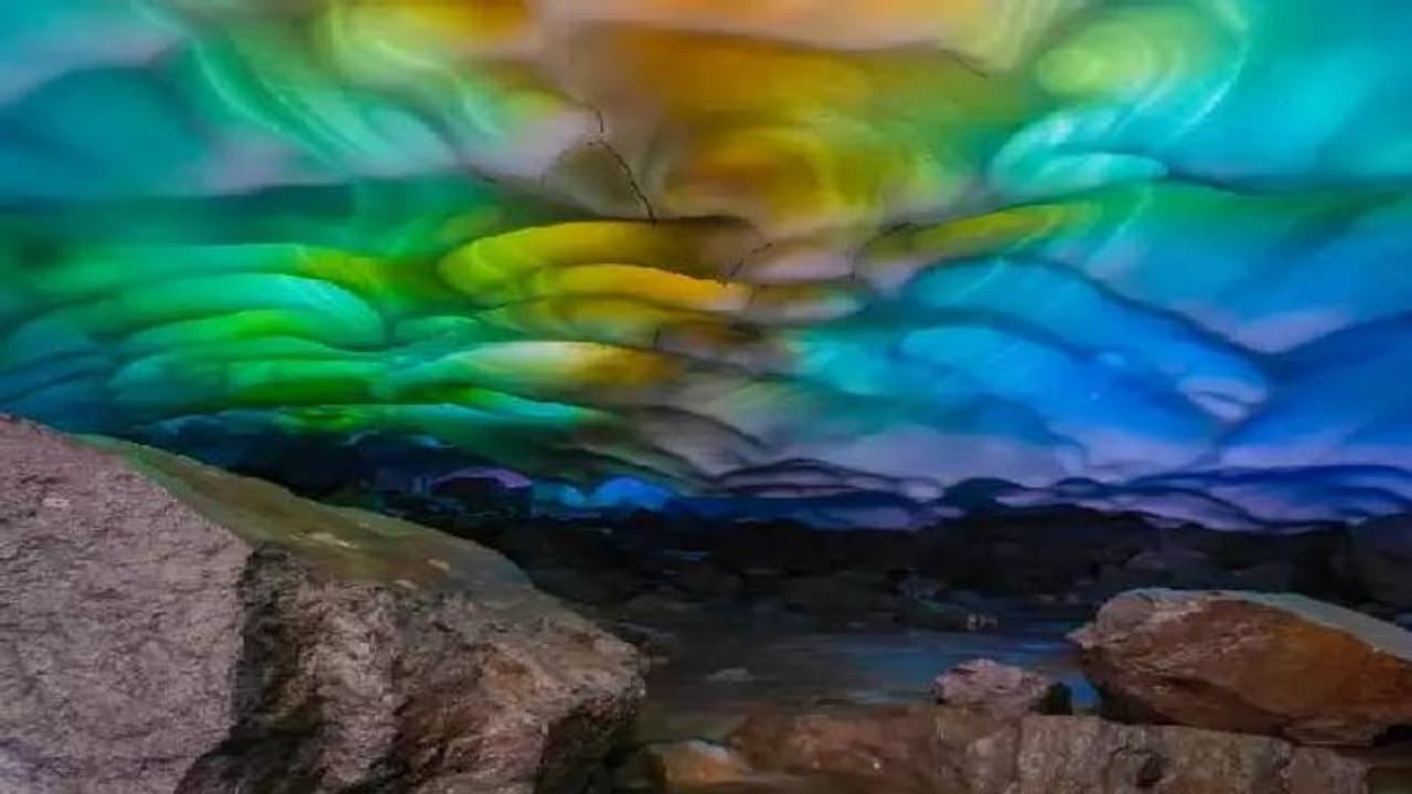 ഐസ് ഗുഹയ്ക്കുള്ളിൽ നിന്നും അതിമനോഹരമായ കാഴ്ച, എന്നാൽ അടുത്തേക്ക് പോകരുത് അപകടമെന്ന് അധികൃതർ ഐസ് ഗുഹയ്ക്കുള്ളിൽ നിന്നും അതിമനോഹരമായ കാഴ്ച, എന്നാൽ അടുത്തേക്ക് പോകരുത് അപകടമെന്ന് അധികൃതർ