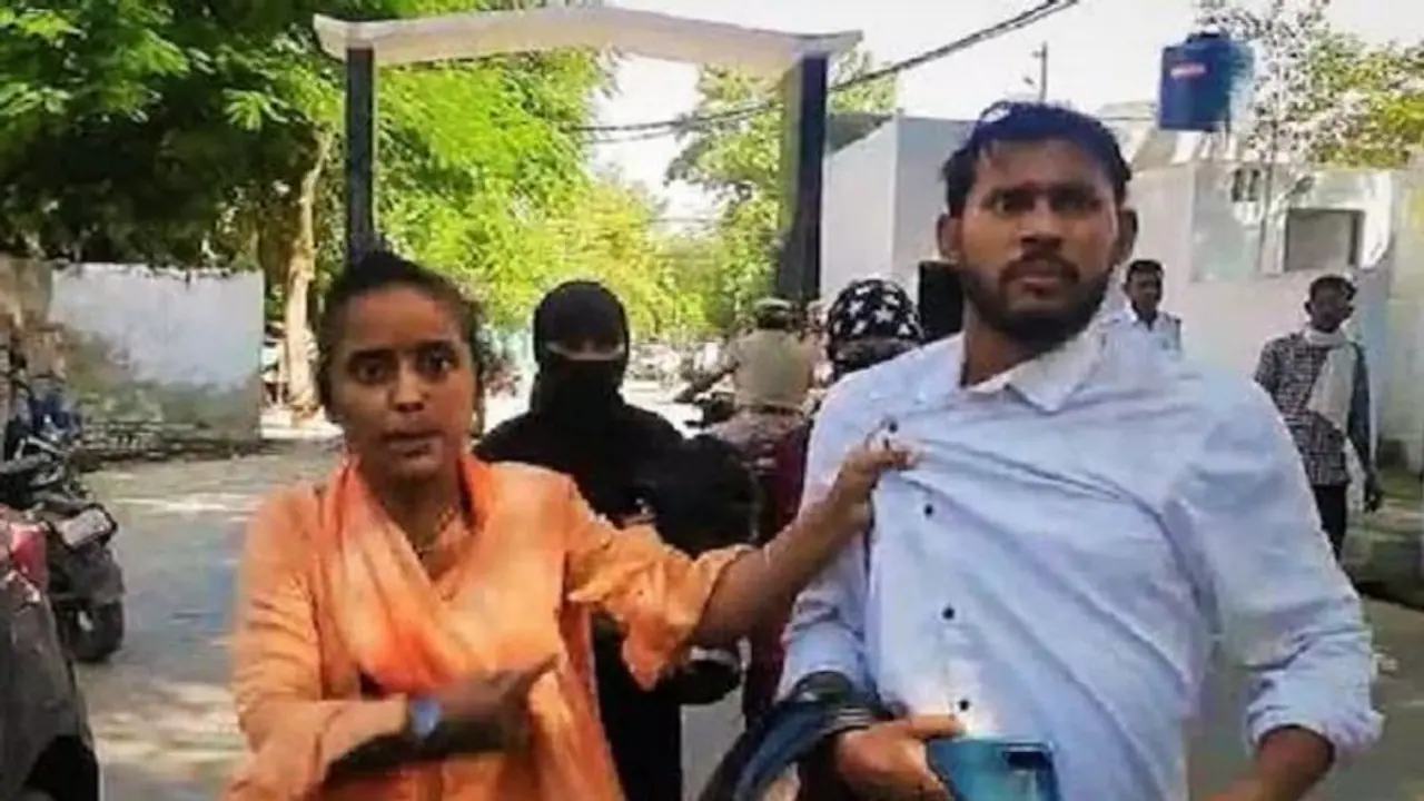 अलीगढ़ में बीच सड़क पर दंपति के बीच जमकर हुई मारपीट, लव मैरिज के बाद महिला पति के साथ करने लगी थी ये काम अलीगढ़ में बीच सड़क पर दंपति के बीच जमकर हुई मारपीट, लव मैरिज के बाद महिला पति के साथ करने लगी थी ये काम