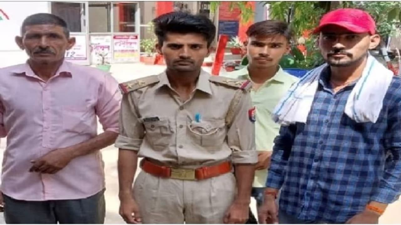 बिजनौर पुलिस ने फर्जी दरोगा को किया गिरफ्तार, आरोपी के राज सुनकर अफसर भी चकराए बिजनौर पुलिस ने फर्जी दरोगा को किया गिरफ्तार, आरोपी के राज सुनकर अफसर भी चकराए