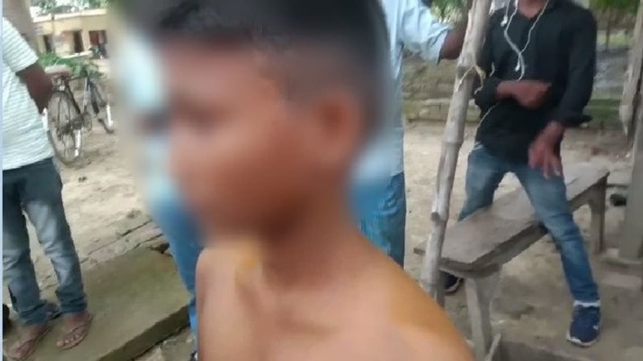 दलित छात्र ने गलती से रखा बाइक पर हाथ, गुस्साये टीचर ने दी खौफनाक सजा दलित छात्र ने गलती से रखा बाइक पर हाथ, गुस्साये टीचर ने दी खौफनाक सजा