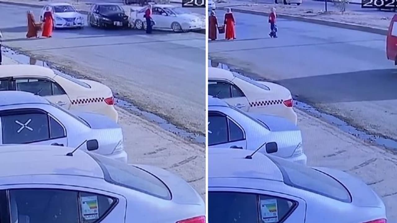 റോഡിലൂടെ നടക്കുമ്പോള്‍ ഒരിക്കലും ഇങ്ങനെ ചെയ്യല്ലേ; കാണേണ്ട വീഡിയോ