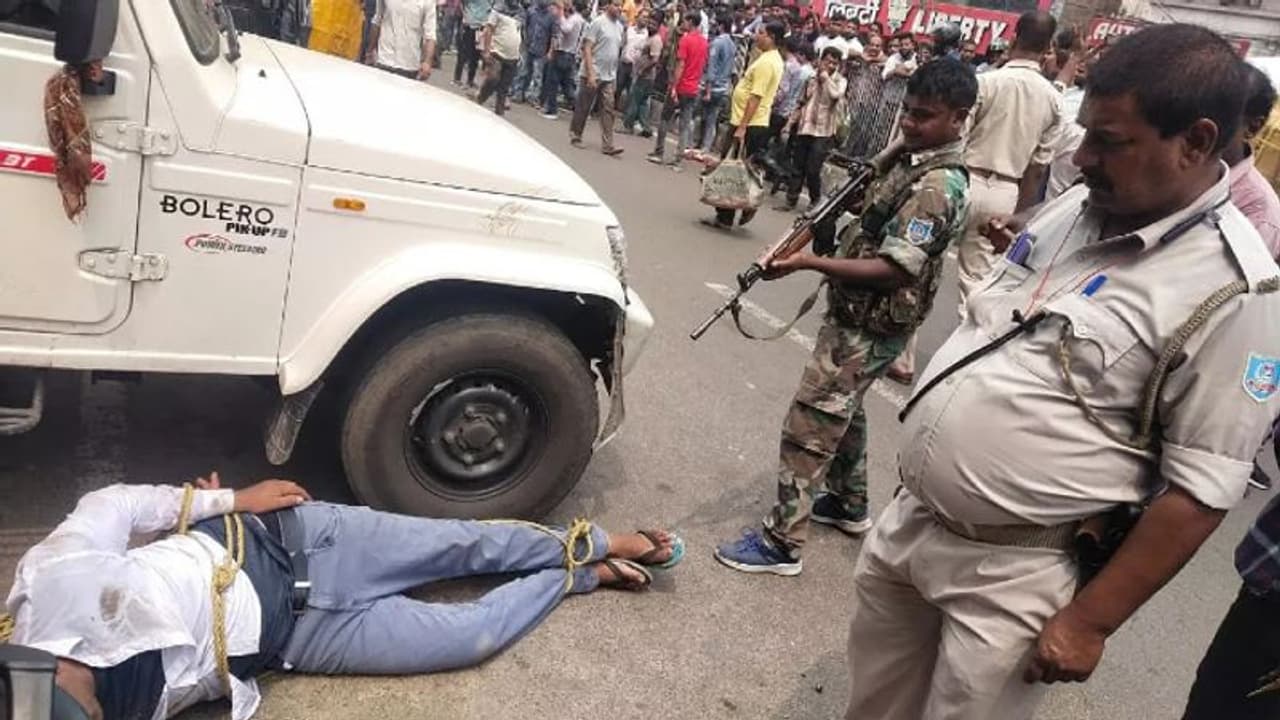 धनबाद में पुलिस और अपराधियों के बीच मुठभेड़ः एक अपराधी का एनकाउंटर, दूसरे को भीड़ ने किया अधमरा धनबाद में पुलिस और अपराधियों के बीच मुठभेड़ः एक अपराधी का एनकाउंटर, दूसरे को भीड़ ने किया अधमरा