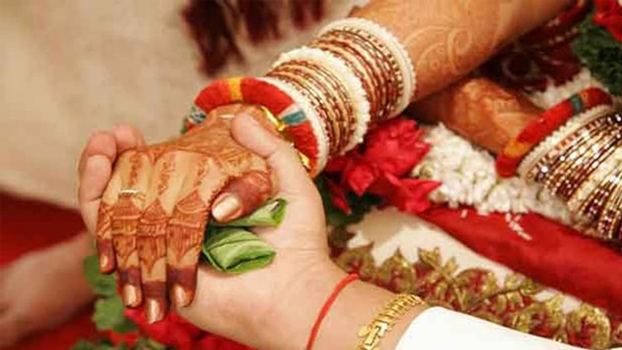 यहां बेटी को पिता के साथ शेयर करना पड़ता है बिस्तर, बाप बन जाता है पति यहां बेटी को पिता के साथ शेयर करना पड़ता है बिस्तर, बाप बन जाता है पति