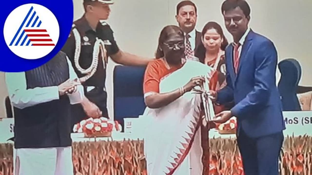 ಮಿಸ್ಡ್ ಕಾಲ್ ಕೊಡಿ; ಪಾಠ ಕೇಳಿ ಖ್ಯಾತಿಯ ಶಿಕ್ಷಕ ಉಮೇಶ್‌ಗೆ ರಾಷ್ಟ್ರಪತಿಯಿಂದ ಪ್ರಶಸ್ತಿ ಪ್ರದಾನ