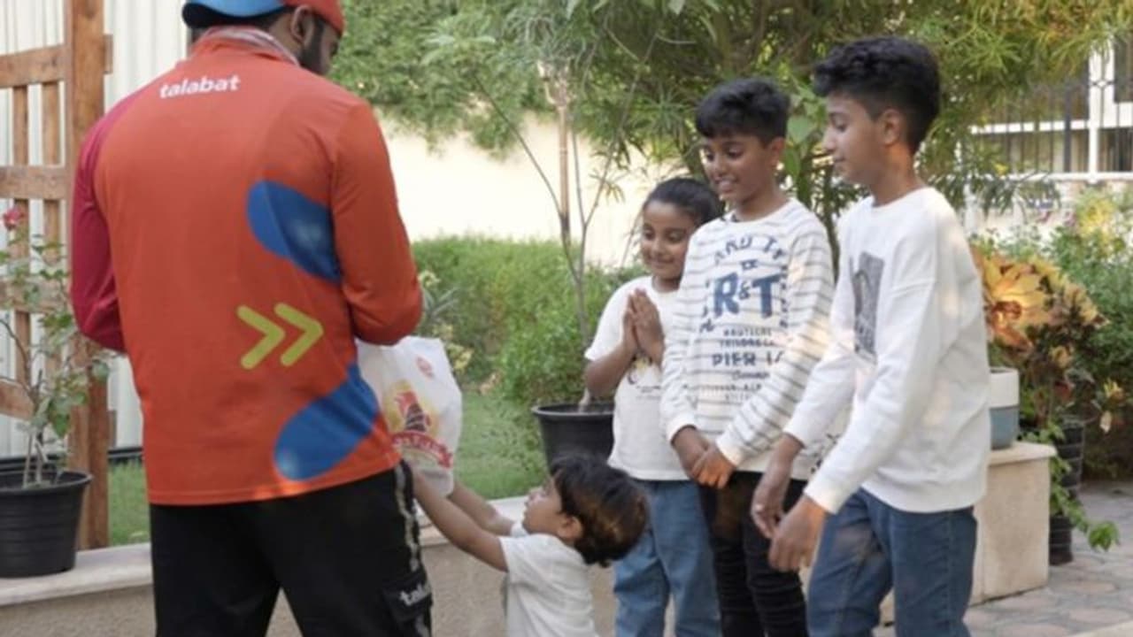 ഓർഡർ ചെയ്ത ഭക്ഷണം ഡെലിവറി ബോയ്സിന് നല്‍കി; അമ്മയ്ക്ക് മക്കളുടെ പിറന്നാൾ സമ്മാനം; വീഡിയോ 