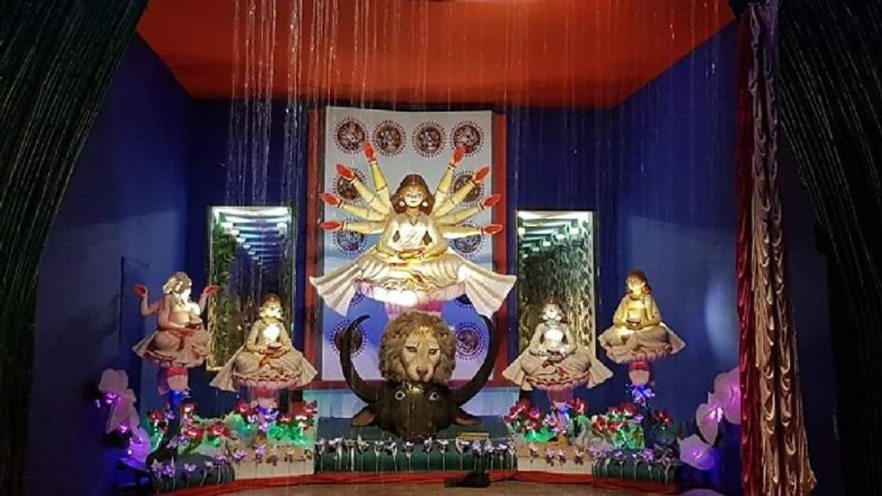 ঐতিহ্যশালী মন্দিরের আদলে তৈরি হচ্ছে ঠাকুরপুকুর ক্লাবের পুজো প্যান্ডেল, প্রস্তুতি চলছে জোড় কদমে ঐতিহ্যশালী মন্দিরের আদলে তৈরি হচ্ছে ঠাকুরপুকুর ক্লাবের পুজো প্যান্ডেল, প্রস্তুতি চলছে জোড় কদমে