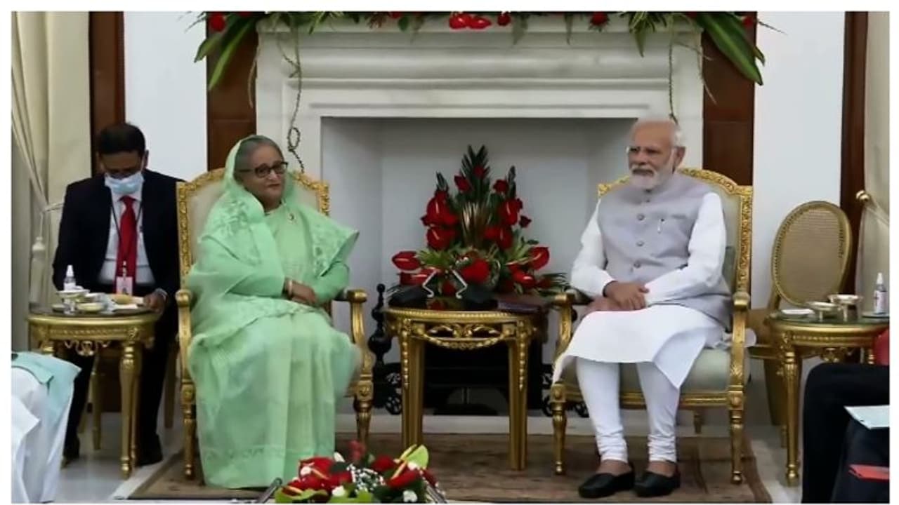 നയതന്ത്രതല ചർച്ച നടത്തി നരേന്ദ്ര മോദി ഷെയ്ഖ് ഹസീന, 7 ധാരണാപത്രങ്ങളില് ഒപ്പിട്ടു, ഖുഷിയാര നദീജലം പങ്കുവെക്കും നയതന്ത്രതല ചർച്ച നടത്തി നരേന്ദ്ര മോദി ഷെയ്ഖ് ഹസീന, 7 ധാരണാപത്രങ്ങളില് ഒപ്പിട്ടു, ഖുഷിയാര നദീജലം പങ്കുവെക്കും