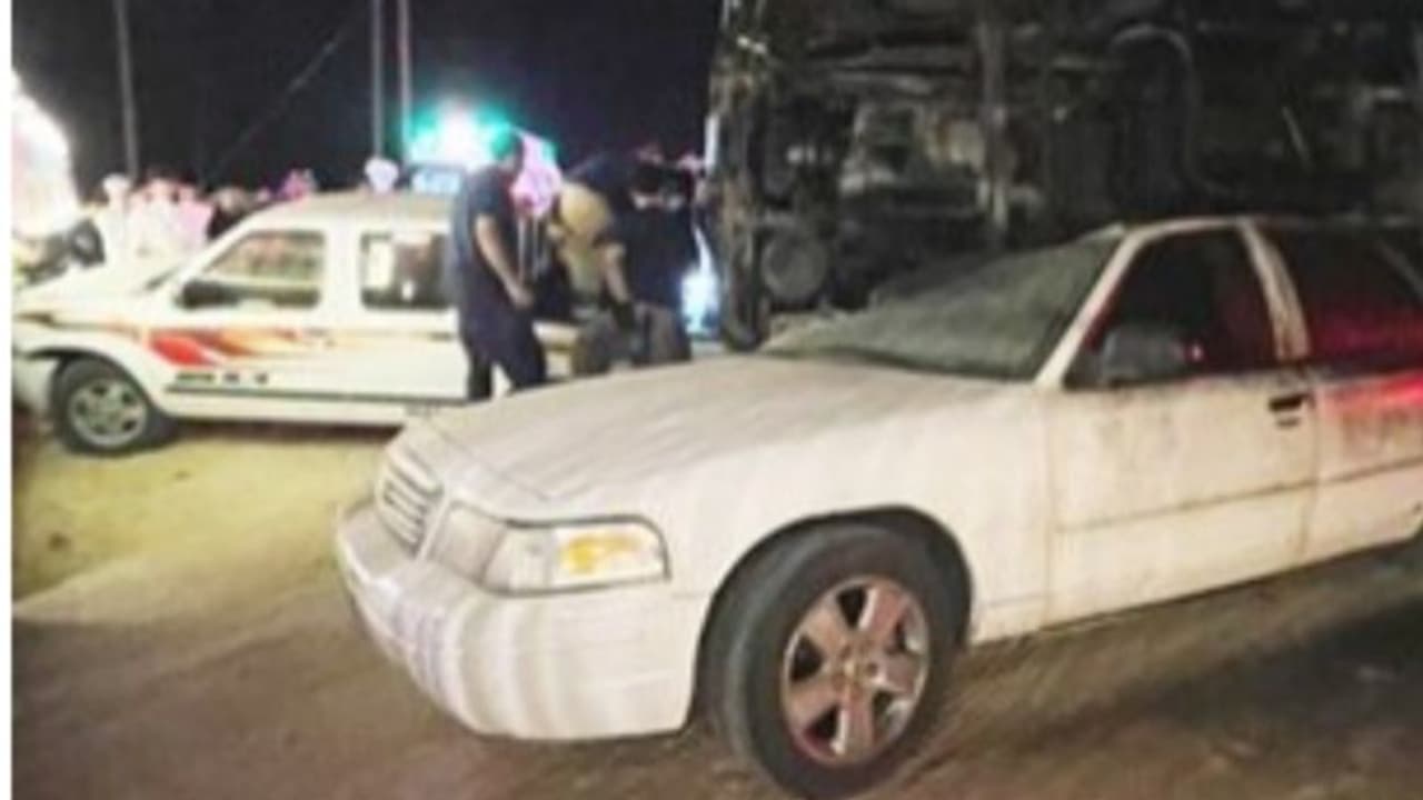 കുവൈത്തില് ട്രക്കും കാറുകളും കൂട്ടിയിടിച്ച് ഒരാള്ക്ക് ഗുരുതര പരിക്ക് കുവൈത്തില് ട്രക്കും കാറുകളും കൂട്ടിയിടിച്ച് ഒരാള്ക്ക് ഗുരുതര പരിക്ക്