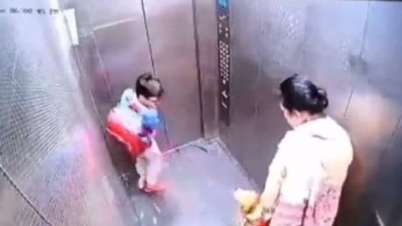 ഉടമ നോക്കി നിന്നു, ലിഫ്റ്റിൽ വളർത്തു നായ കുട്ടിയെ കടിച്ചു ഉടമ നോക്കി നിന്നു, ലിഫ്റ്റിൽ വളർത്തു നായ കുട്ടിയെ കടിച്ചു