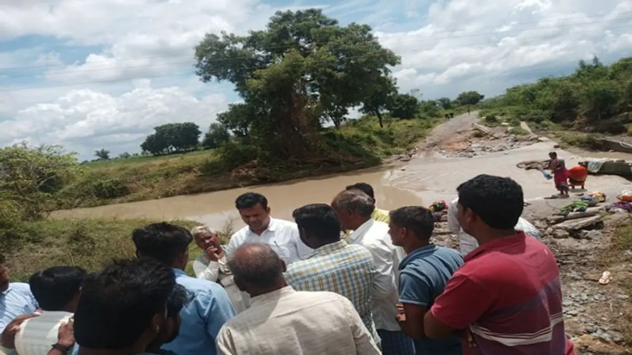 ಮಳೆ ನೀರಲ್ಲಿ ಕೊಚ್ಚಿಹೋದ ಇಬ್ರು ಪೊಲೀಸ್ರು, ಓರ್ವ ಪೇದೆಯ ಶವ ಪತ್ತೆ ಮಳೆ ನೀರಲ್ಲಿ ಕೊಚ್ಚಿಹೋದ ಇಬ್ರು ಪೊಲೀಸ್ರು, ಓರ್ವ ಪೇದೆಯ ಶವ ಪತ್ತೆ