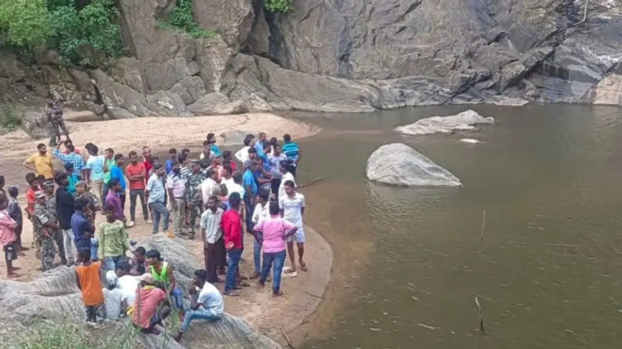 क्रिकेट खेलने घर से निकले बचपन के 3 दोस्त, लेकिन जिंदा नहीं लौट सके, स्पॉट का नजारा देख चीख पड़े परिजन क्रिकेट खेलने घर से निकले बचपन के 3 दोस्त, लेकिन जिंदा नहीं लौट सके, स्पॉट का नजारा देख चीख पड़े परिजन