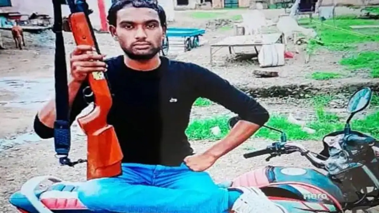 सिरफिरे ने लड़की पर बरसाए फूल, फिर राइफल के साथ फोटो भेजकर कहा  धर्म बदलकर शादी कर लो