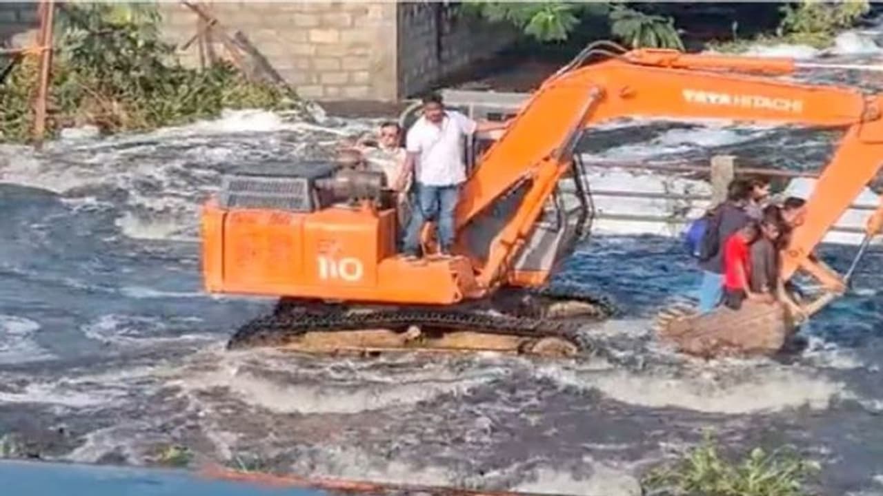 पानी से लबालब भरे बेंगलुरु में ऑफिस जाने के लिए लोगोंं ने की बुलडोजर की सवारी.. महिंद्रा ने शेयर किया वीडियो पानी से लबालब भरे बेंगलुरु में ऑफिस जाने के लिए लोगोंं ने की बुलडोजर की सवारी.. महिंद्रा ने शेयर किया वीडियो