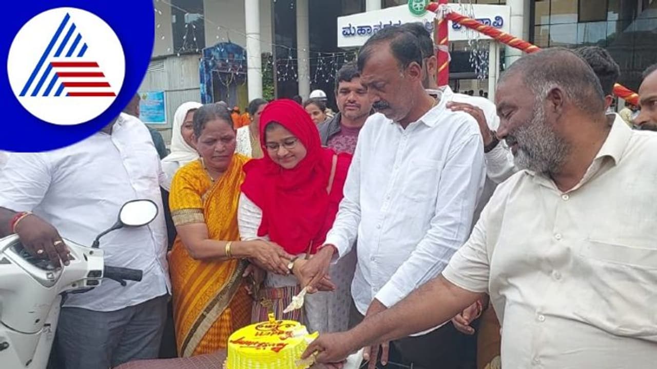ವರ್ಷವಾದರೂ ಸಿಗದ ಅಧಿಕಾರ ಭಾಗ್ಯ, Belagavi ಪಾಲಿಕೆ ಸದಸ್ಯರಿಂದ ಕೇಕ್ ಕತ್ತರಿಸಿ ವ್ಯಂಗ್ಯ ವರ್ಷವಾದರೂ ಸಿಗದ ಅಧಿಕಾರ ಭಾಗ್ಯ, Belagavi ಪಾಲಿಕೆ ಸದಸ್ಯರಿಂದ ಕೇಕ್ ಕತ್ತರಿಸಿ ವ್ಯಂಗ್ಯ