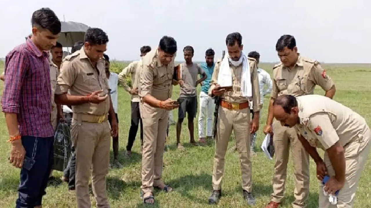 संभल में हत्या कर गंगा किनारे फेंका महिला और युवक का शव, मामले की जांच में जुटी पुलिस संभल में हत्या कर गंगा किनारे फेंका महिला और युवक का शव, मामले की जांच में जुटी पुलिस