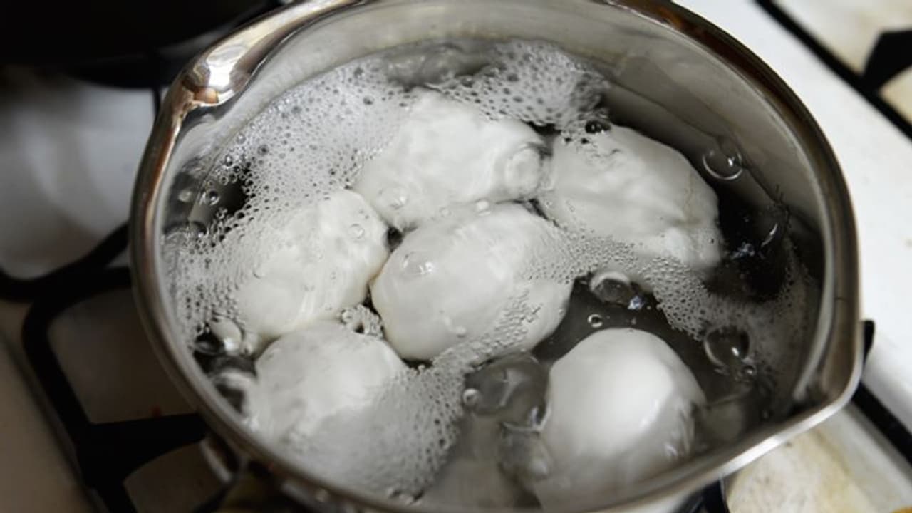 उबले हुए अंडों का पानी अगर फेंक देते हैं तो रुकिए, फायदे जान नहीं करेंगे ऐसा