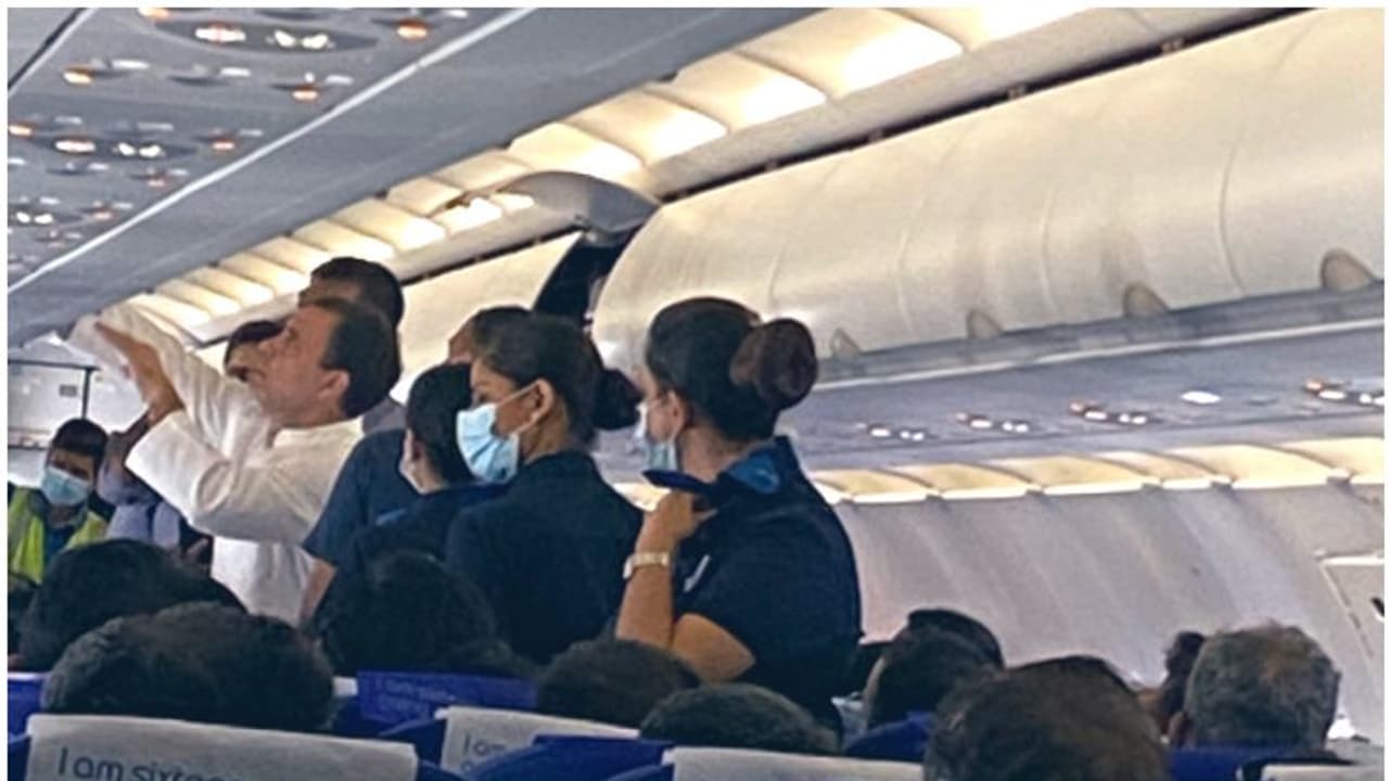 ലഗേജുമായി കഷ്ടപ്പെട്ട് യാത്രക്കാരി, സഹായവുമായി രാഹുല് ഗാന്ധി; വൈറലായി ചിത്രം ലഗേജുമായി കഷ്ടപ്പെട്ട് യാത്രക്കാരി, സഹായവുമായി രാഹുല് ഗാന്ധി; വൈറലായി ചിത്രം