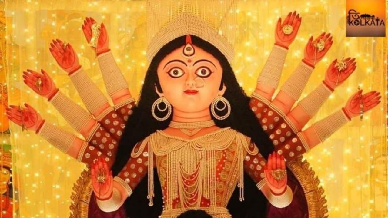 মানুষের মধ্যেই খুঁজতে হবে দেবী দুর্গাকে, এই ভাবনাতেই মাতৃ বন্দনার প্রস্তুতি নিচ্ছে হাতিবাগান নবীনপল্লী