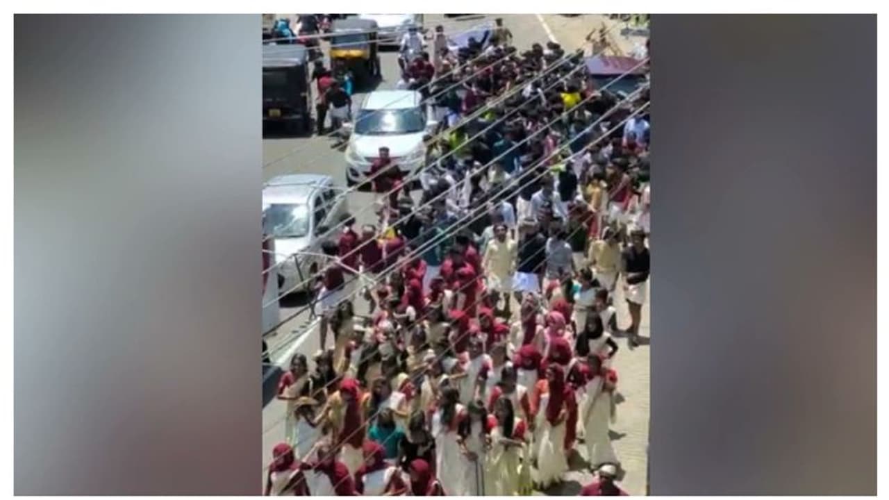 നടുറോഡിലിറങ്ങി വിദ്യാര്ഥികളുടെ ഓണാഘോഷം, പൊലീസ് ലാത്തി വീശി; 50 പേര്ക്കെതിരെ കേസ് വീഡിയോ നടുറോഡിലിറങ്ങി വിദ്യാര്ഥികളുടെ ഓണാഘോഷം, പൊലീസ് ലാത്തി വീശി; 50 പേര്ക്കെതിരെ കേസ് വീഡിയോ