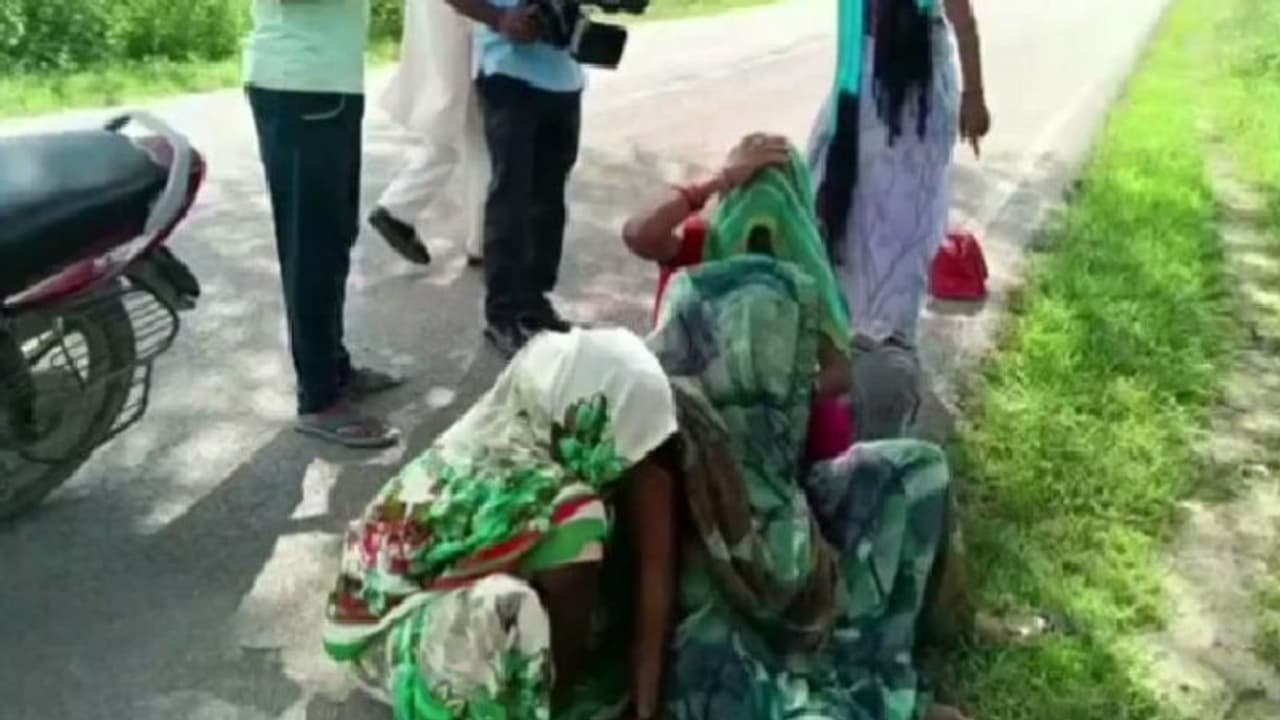 हमीरपुर: एंबुलेंस स्टॉफ ने गर्भवती महिला को जंगल में उतारा, परिजनों के आरोप पर CMO ने लिया एक्शन हमीरपुर: एंबुलेंस स्टॉफ ने गर्भवती महिला को जंगल में उतारा, परिजनों के आरोप पर CMO ने लिया एक्शन