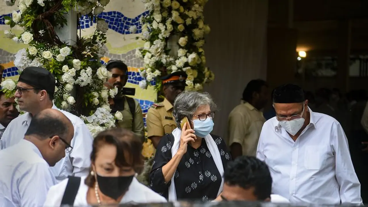 साइरस मिस्त्री का अंतिम संस्कार: टाटा परिवार का यह सदस्य व्हीलचेयर पर बैठकर पहुंचा श्मशान तक साइरस मिस्त्री का अंतिम संस्कार: टाटा परिवार का यह सदस्य व्हीलचेयर पर बैठकर पहुंचा श्मशान तक