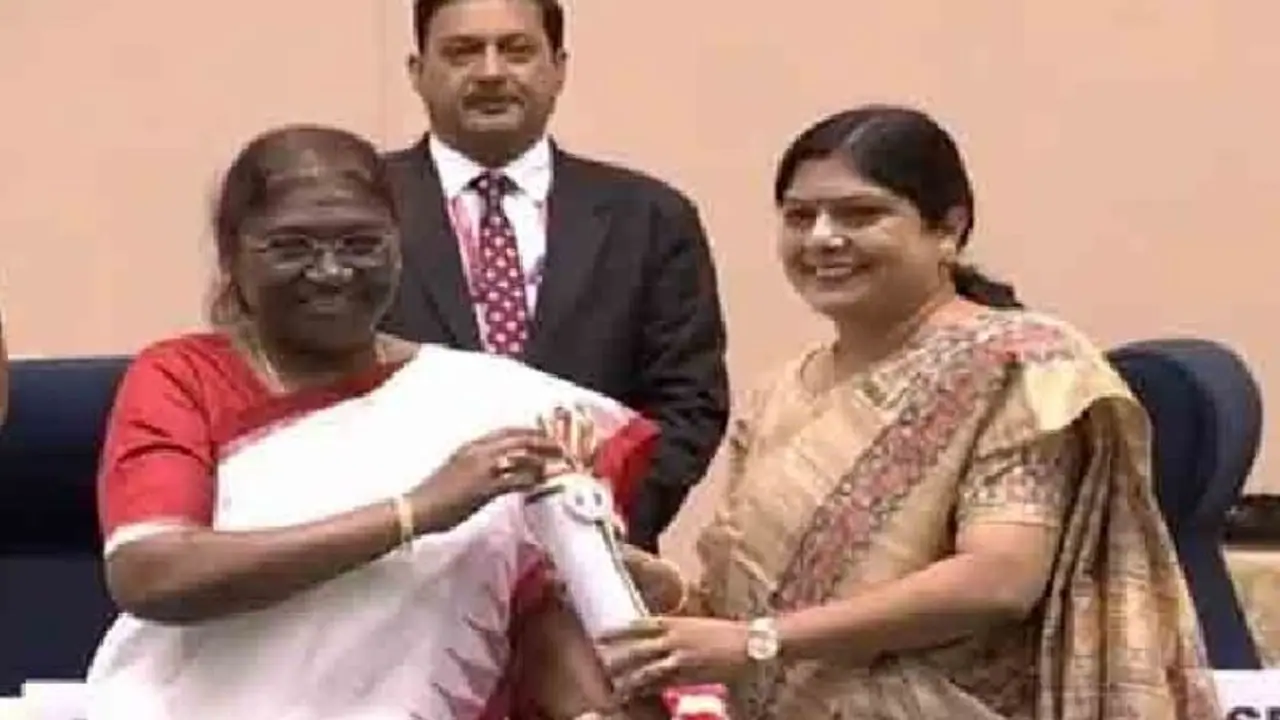 कौन हैं ये महिला टीचर जिन्हें राष्ट्रपति ने किया सम्मानित, PM Modi ने की मुलाकात, तो मंत्री ने डिनर पर बुलाया कौन हैं ये महिला टीचर जिन्हें राष्ट्रपति ने किया सम्मानित, PM Modi ने की मुलाकात, तो मंत्री ने डिनर पर बुलाया