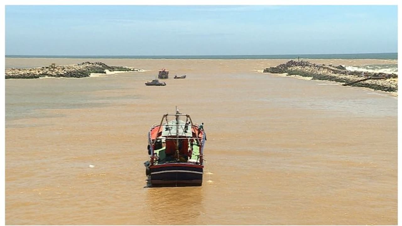 മുതലപ്പൊഴി അപകടം: നേവിയുടെ പുതിയ സംഘമെത്തി, പുലിമുട്ടിൽ കുരുങ്ങി കിടക്കുന്ന വല അറുത്ത് മാറ്റുന്നു