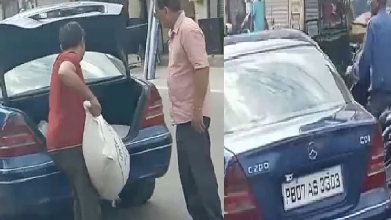 பென்ஸ் காரில் வந்து ரேசன் கடையில் பொருட்கள் வாங்கிய நபர்… வைரலாகும் வீடியோ!! பென்ஸ் காரில் வந்து ரேசன் கடையில் பொருட்கள் வாங்கிய நபர்… வைரலாகும் வீடியோ!!