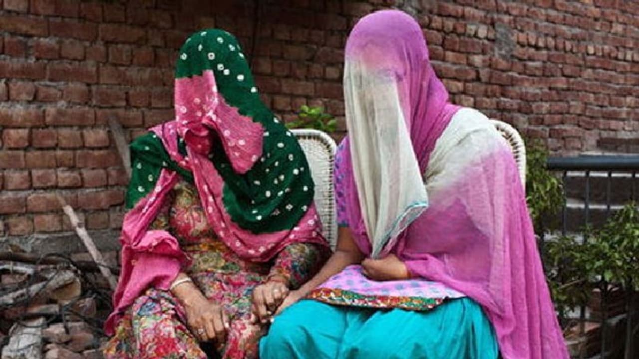 सास बहू सो रहीं थीं, आधी रात को वो आया और करने लगा शर्मनाक कांड सास बहू सो रहीं थीं, आधी रात को वो आया और करने लगा शर्मनाक कांड