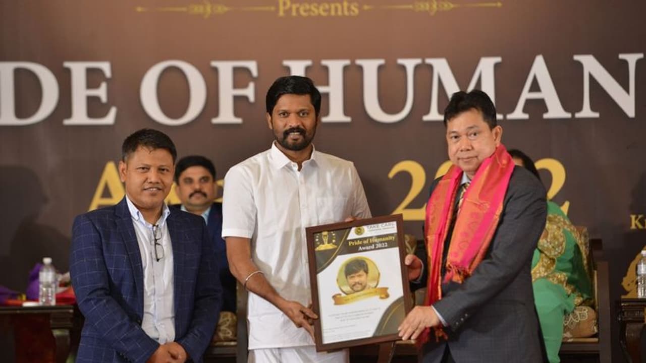 சிறந்த மனிதநேய விருதை பெற்ற பிரபல நடிகர் சௌந்தரராஜா! சிறந்த மனிதநேய விருதை பெற்ற பிரபல நடிகர் சௌந்தரராஜா!