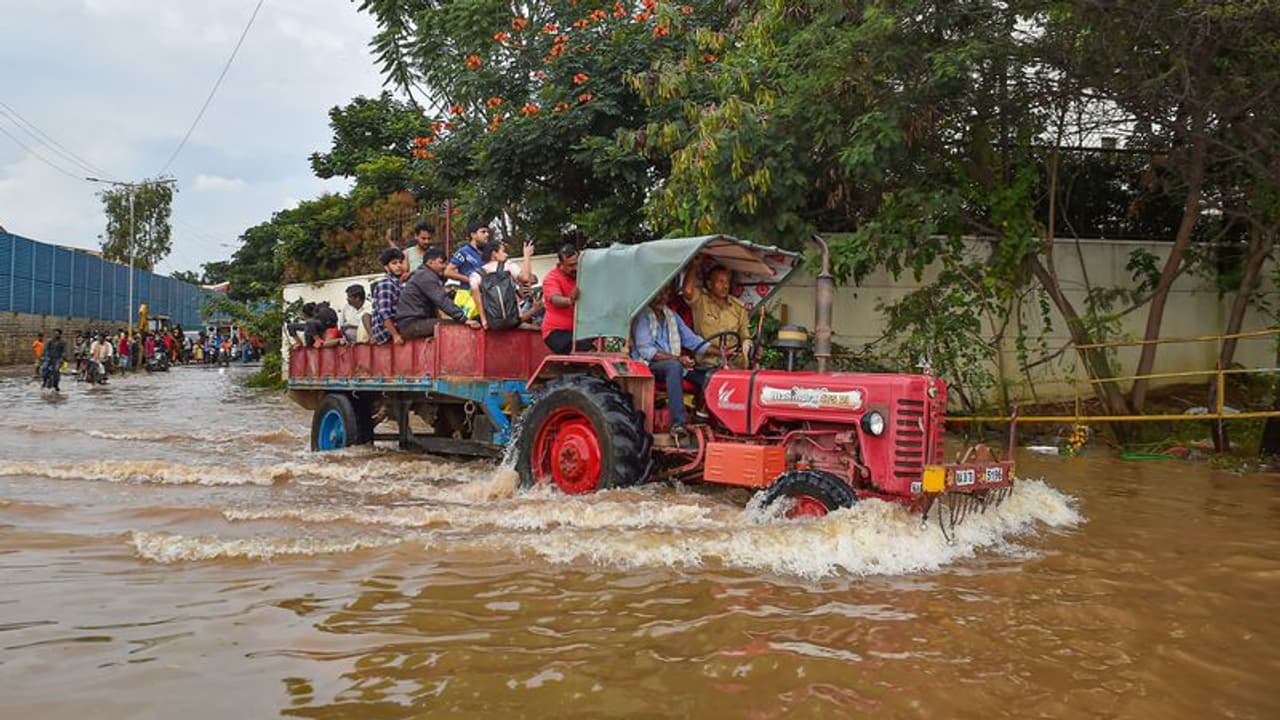 Karnataka Rains: ರಣಮಳೆಗೆ 9 ಬಲಿ: ಬೆಂಗಳೂರು ಸೇರಿ ರಾಜ್ಯಾದ್ಯಂತ ವರುಣಾರ್ಭಟ Karnataka Rains: ರಣಮಳೆಗೆ 9 ಬಲಿ: ಬೆಂಗಳೂರು ಸೇರಿ ರಾಜ್ಯಾದ್ಯಂತ ವರುಣಾರ್ಭಟ