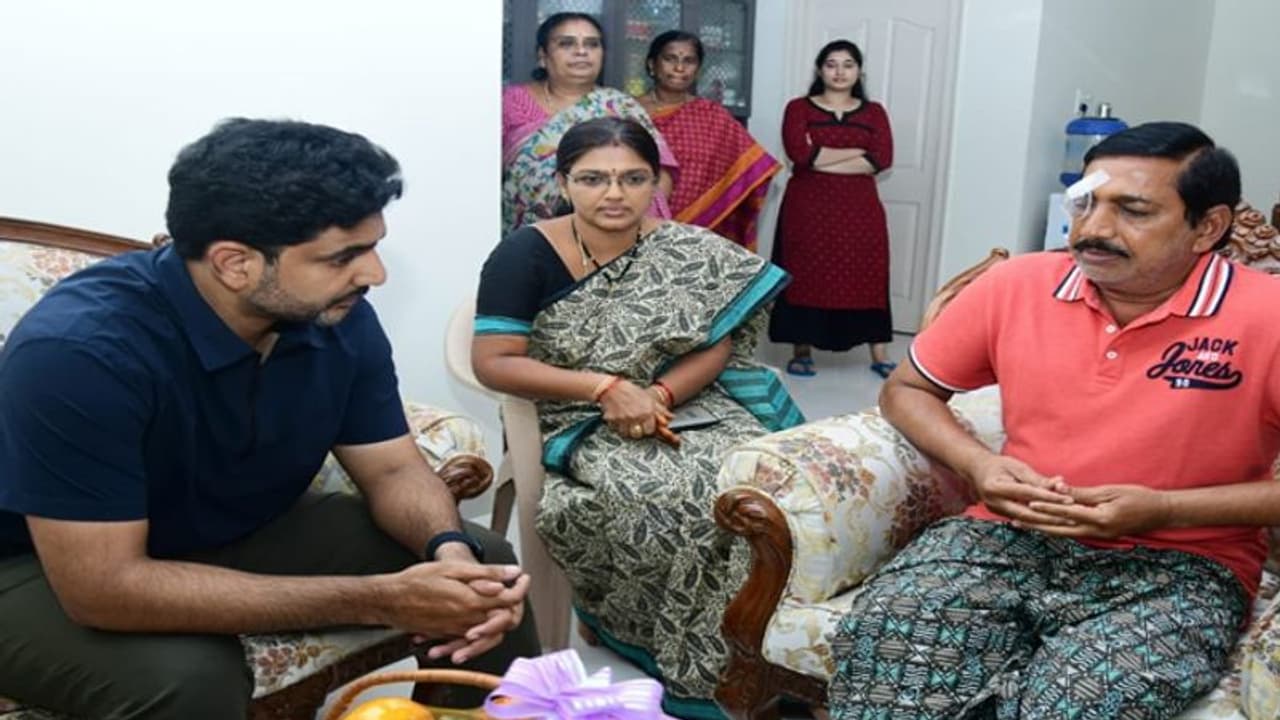 ధైర్యంగా వుండండి.. అండగా వుంటాం : చెన్నుపాటి గాంధీని పరామర్శించిన నారా లోకేష్