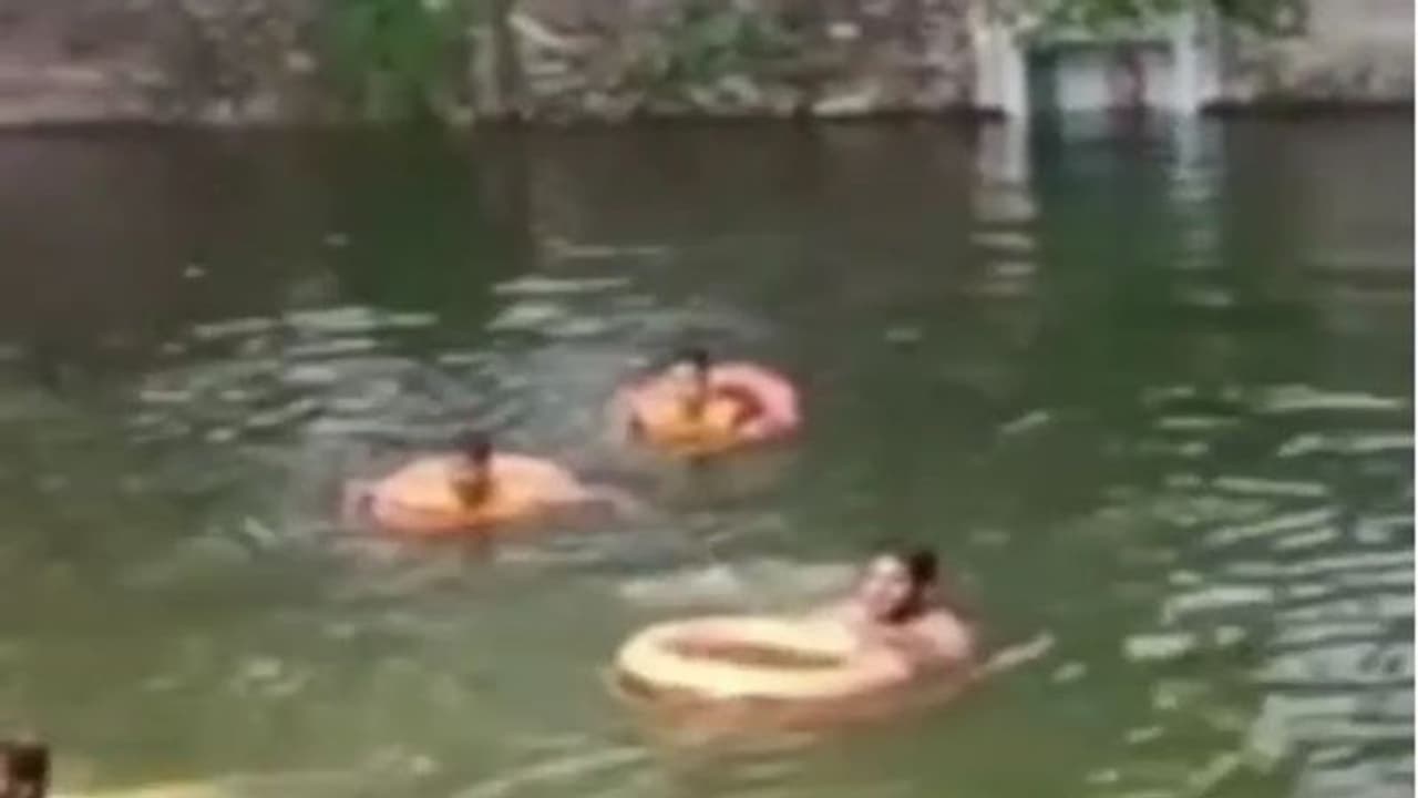 कुंड में ठाकुर जी को नहलाने लाई थी, भगवान कृष्ण का नाम लेते लेते काल के मुंह में समा गई 2 महिलाएं