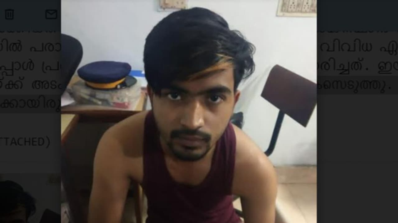 മുടിവെട്ടാനെത്തിയയാളുടെ നമ്പര്‍ ചോര്‍ത്തി വാട്സ് ആപ് അക്കൗണ്ടുണ്ടാക്കി, ഡിപി പാക് പതാക; ബാര്‍ബര്‍ അറസ്റ്റില്‍