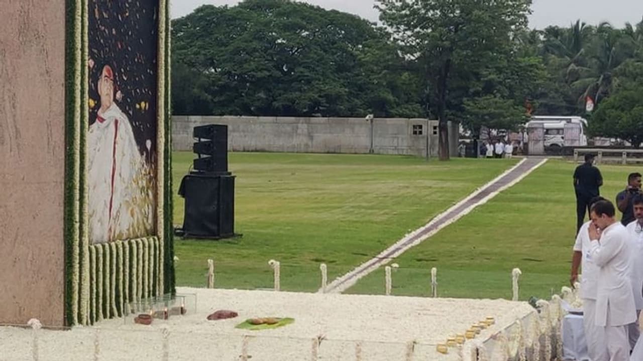 19 ஆண்டுகளுக்கு பிறகு தந்தையின் நினைவிடத்தில் ராகுல் மலர்தூவி மரியாதை.. நடைபயணத்தை தொடங்கி வைக்கும் முதல்வர்.!