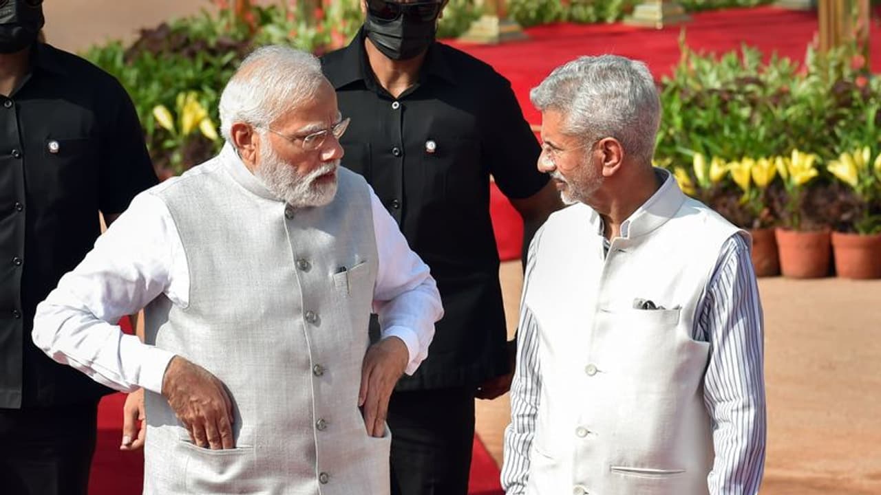 ‘টিভি দেখছ?’ ফোনে জিজ্ঞেস করেছিলেন নরেন্দ্র মোদী, কীভাবে তিনি হয়ে উঠেছিলেন বিদেশমন্ত্রী জয়শঙ্করের প্রিয় মানুষ? ‘টিভি দেখছ?’ ফোনে জিজ্ঞেস করেছিলেন নরেন্দ্র মোদী, কীভাবে তিনি হয়ে উঠেছিলেন বিদেশমন্ত্রী জয়শঙ্করের প্রিয় মানুষ?