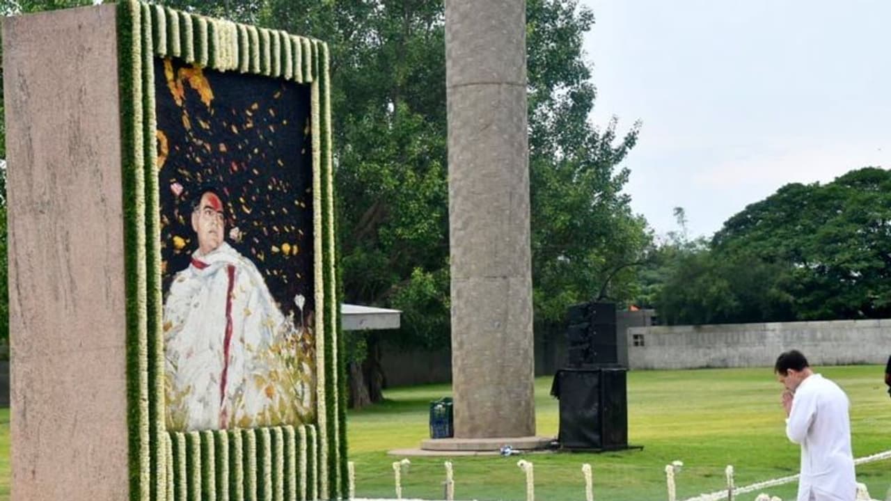 భార‌త్ జోడో యాత్ర: రాజీవ్ గాంధీ మెమోరియల్ వ‌ద్ద రాహుల్ నివాళులు.. దేశ‌వ్యాప్త యాత్ర ప్రారంభం..