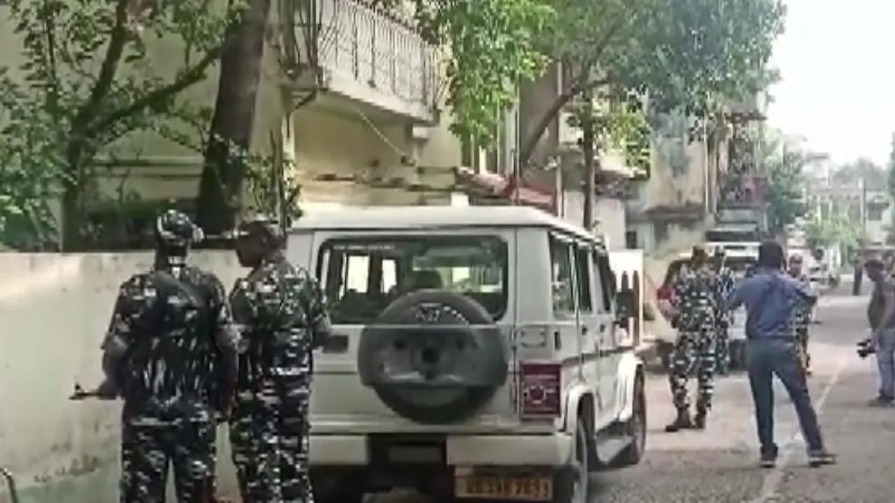 राजस्थान के कई मंत्रियों समेत देशभर के 100 ठिकानों पर IT की रेड, बंगाल के कानून मंत्री के घर CBI का छापा 