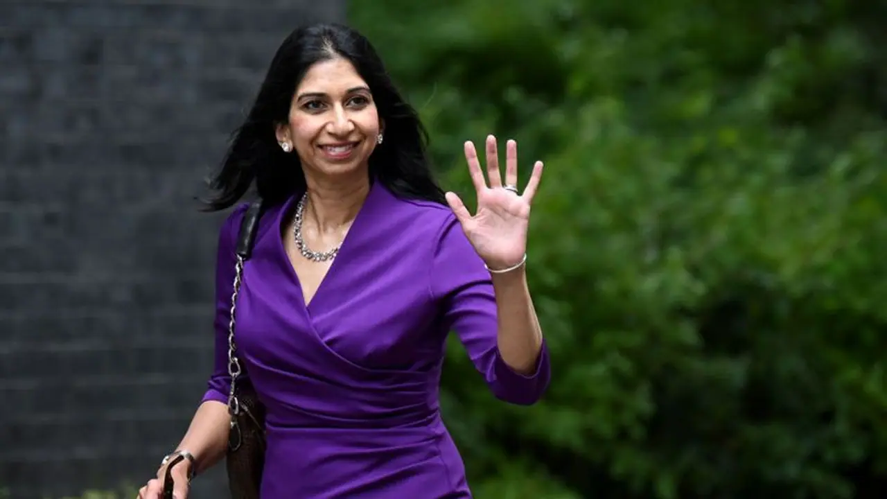 চাপ বাড়ল লিজ ট্রাসের, হোম সেক্রেটারি পদ ছাড়লেন ভারতীয় বংশোদ্ভুত সুয়েলা ব্র্যাভারম্যান চাপ বাড়ল লিজ ট্রাসের, হোম সেক্রেটারি পদ ছাড়লেন ভারতীয় বংশোদ্ভুত সুয়েলা ব্র্যাভারম্যান